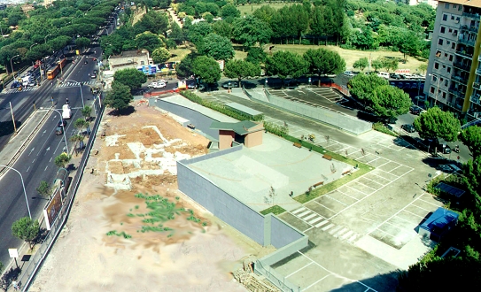 Vista dall'alto del parcheggio e del sito archeologico